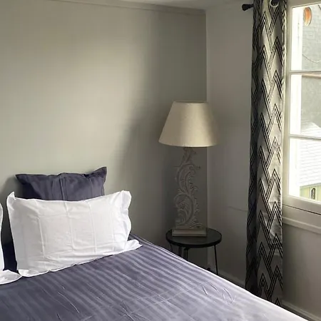 D'hotes Du Carre Des Arts